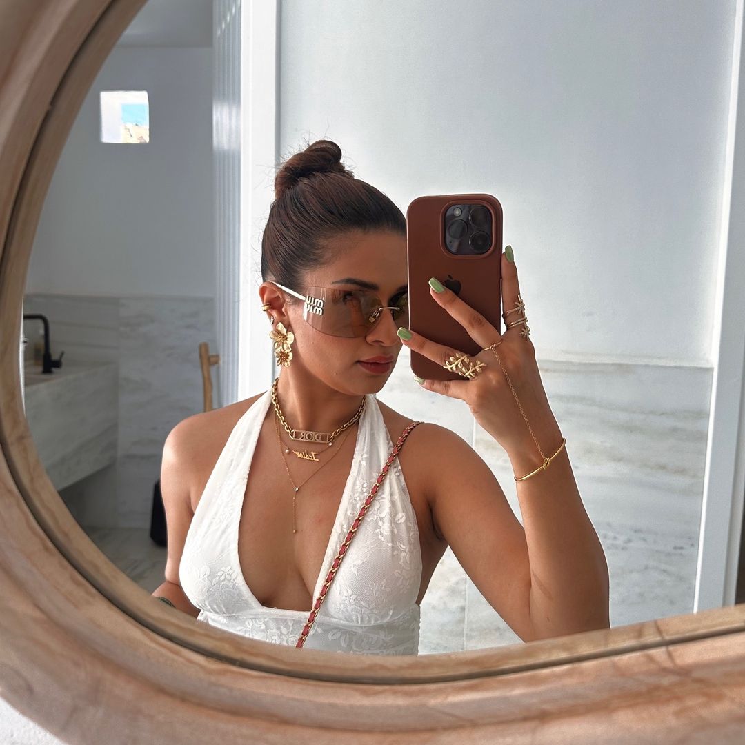 avneet kaur hot pic, avneet kaur sexy, avneet navel, avneet kaur as radha, sexy , avneet kaur ,radha rani, avneet kaur hot cute pics,avneet in bikini, red hot bikini, beach, hot