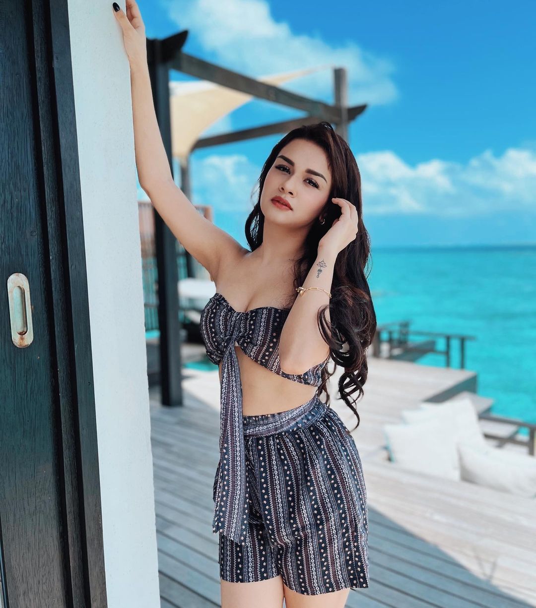 avneet kaur hot pic, avneet kaur sexy, avneet navel, avneet kaur as radha, sexy , avneet kaur ,radha rani, avneet kaur hot cute pics,avneet in bikini, red hot bikini, beach, hot